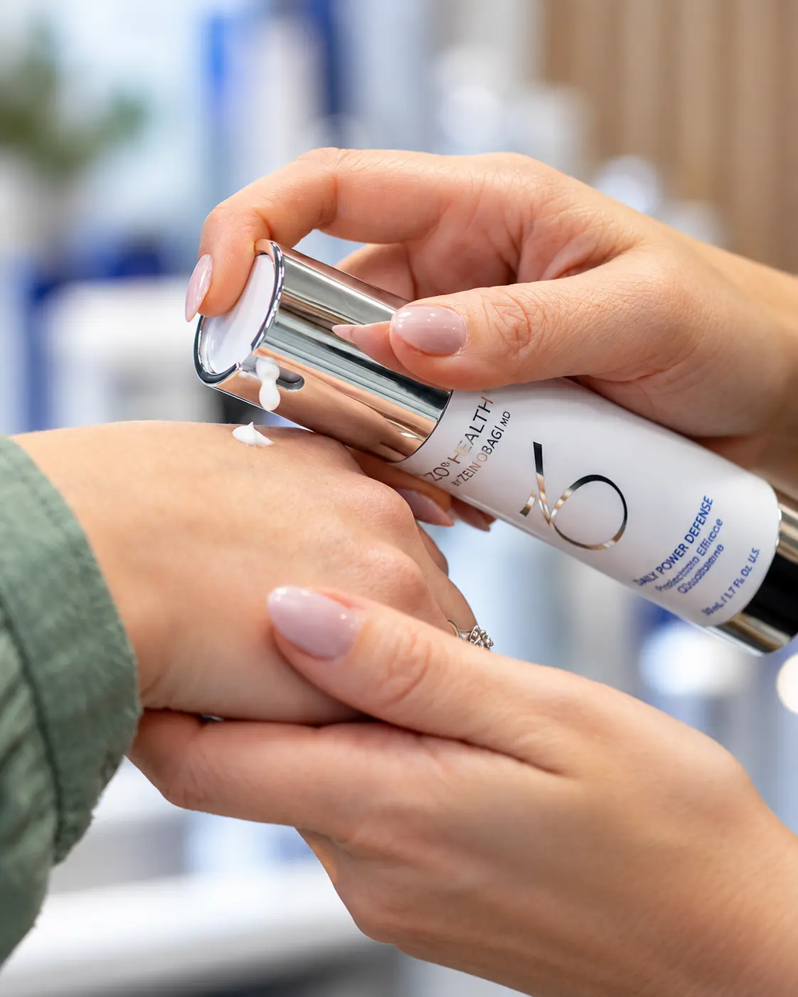 Hudpleieprodukt fra ZO Skin Health påføres huden